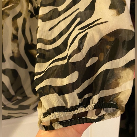 /Anne Klein Sheer Blouse Ruffled Animal Print large - Picture 4 of 9